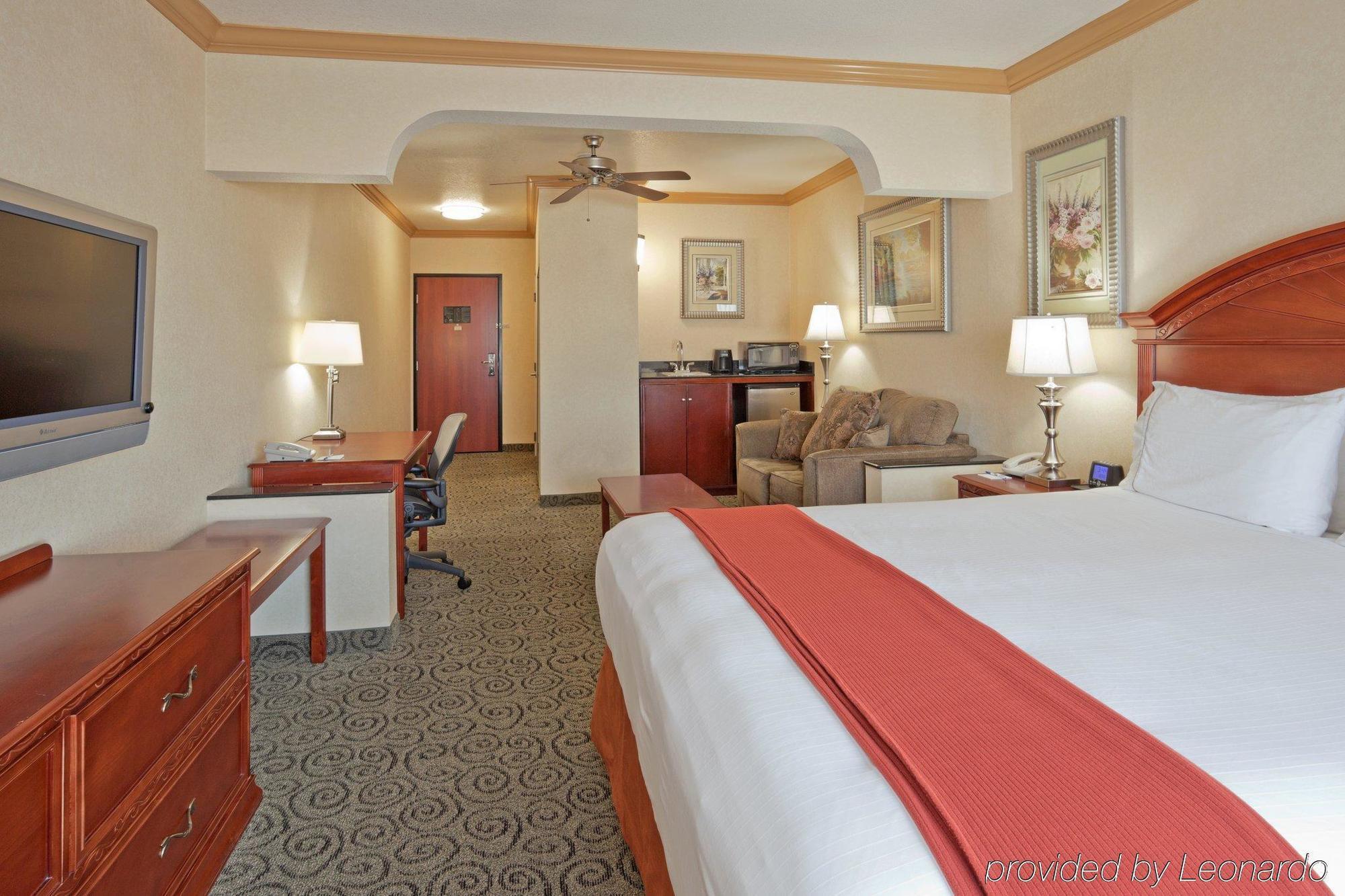 Holiday Inn Express & Suites Bakersfield Central Pokój zdjęcie